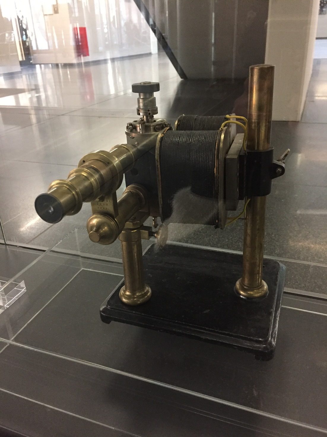 Einthoven galvanometer, Berlin - 01.jpg